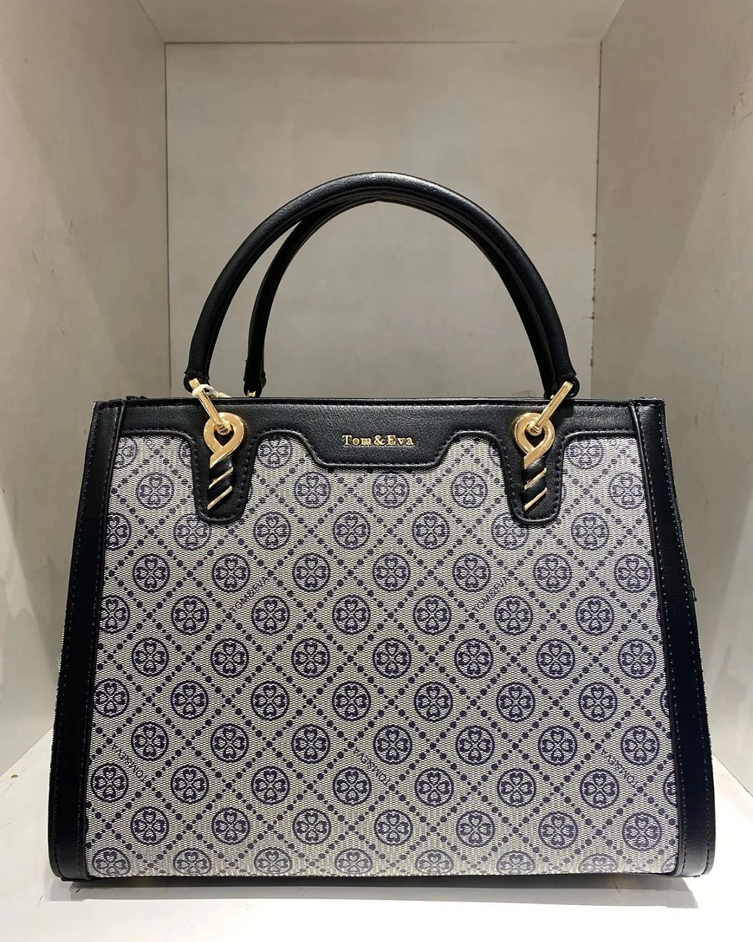 Sofia Signature Satchel – Elegant handväska med mönstrad design