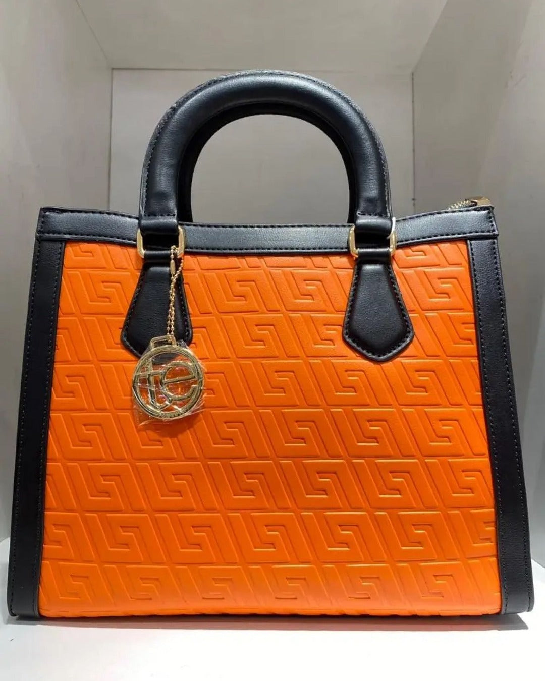 Elegant Handväska i Präglat Mönster