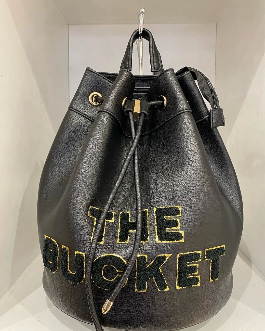 “THE BUCKET” – trendig ryggsäck/väska i 4 färger