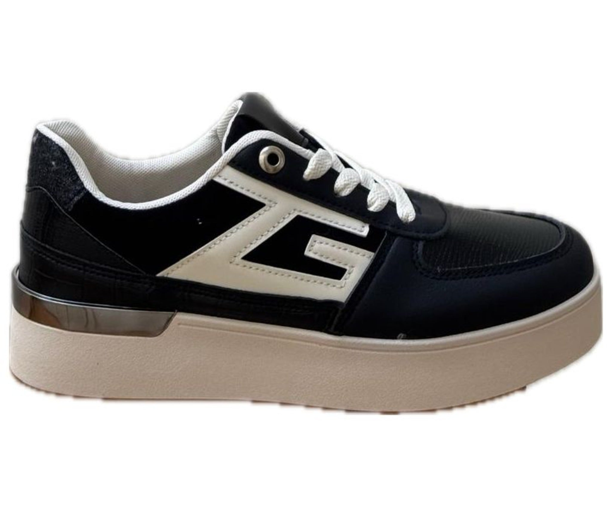 Sidovy av svarta plattformssneakers för kvinnor med vit logo, höjd sula och läderdetaljer, perfekta för casual stil.
