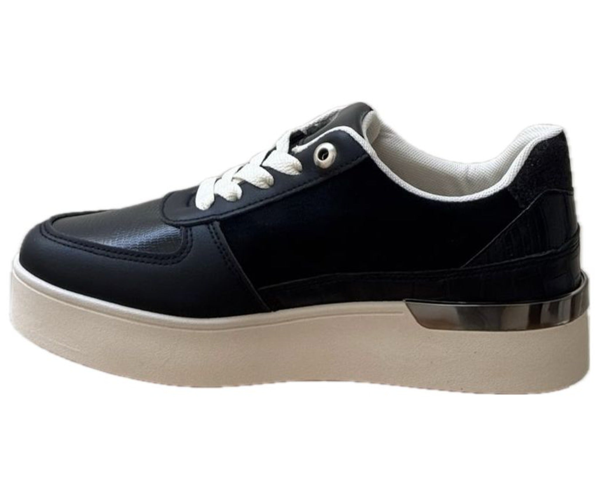 Sidovy av svarta plattformssneakers för kvinnor med vit logo, höjd sula och läderdetaljer, perfekta för casual stil.
